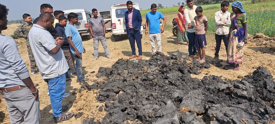 पाइप बिछाने के लिए खुदाई के दौरान निकला कोयला, जांच के लिए पहुंचे बीडीओ