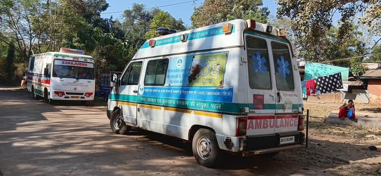 Chaibasa News : मनोहरपुर सीएचसी में दो माह से एंबुलेंस सेवा ठप, निजी वाहनों के सहारे मरीज