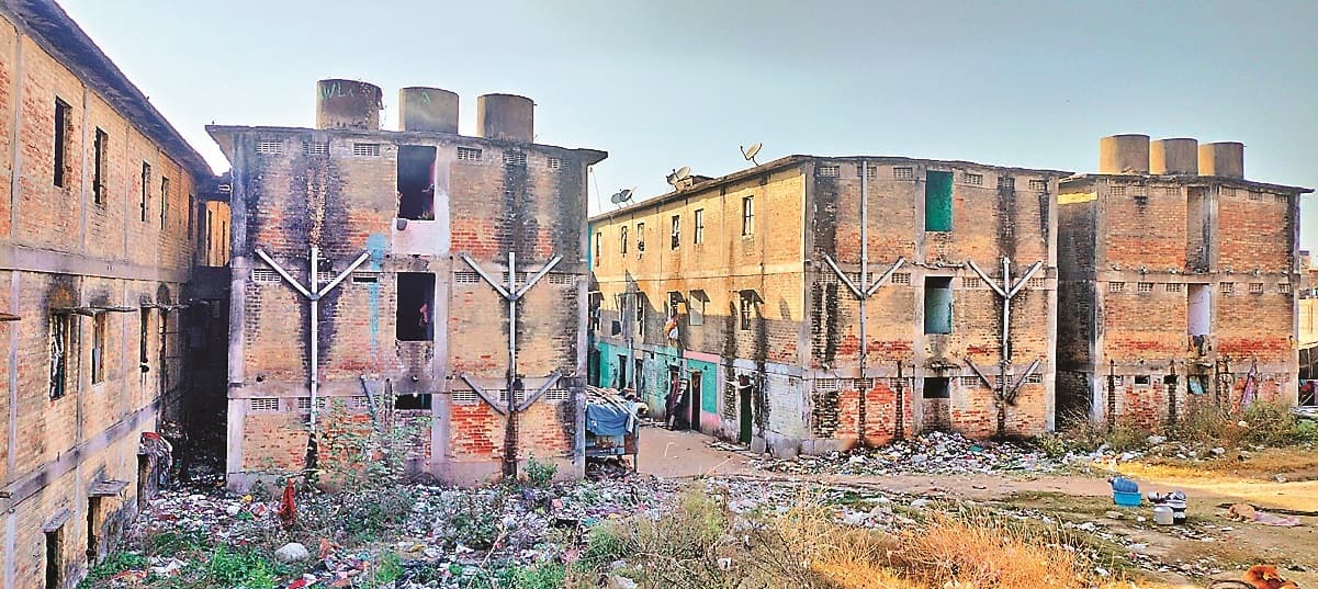Ranchi News : गरीबों के लिए निर्मित ब्रांबे आवास हुए जर्जर, जांच टीम ने भी खतरनाक माना