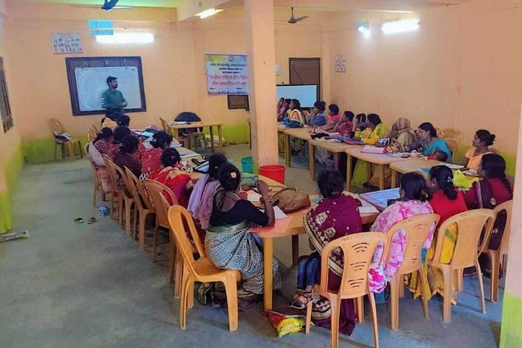 महिलाओं को दिया जा रहा प्रशिक्षण