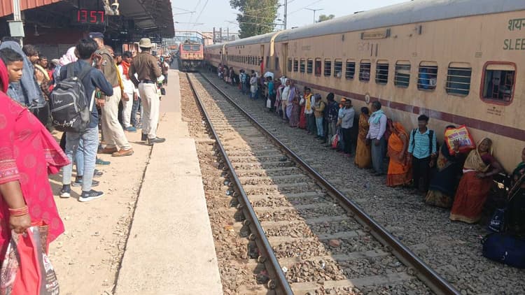 दिल्ली हादसे के बाद किऊल जंक्शन पर आरपीएफ ने बढ़ाई चौकसी