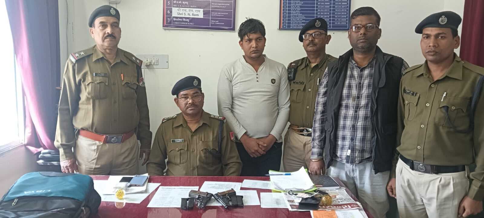 इंटरसिटी ट्रेन में दो पिस्टल व चार खाली मैगजीन के साथ युवक धराया