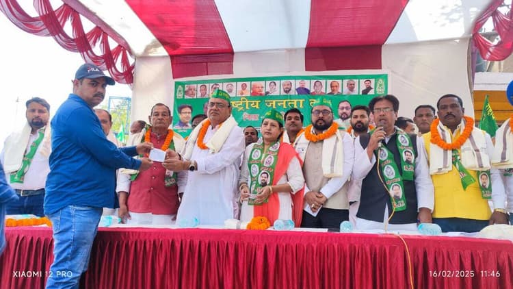 Jamshedpur news. टाटानगर स्टेशन चौक में चला राजद का सदस्यता अभियान