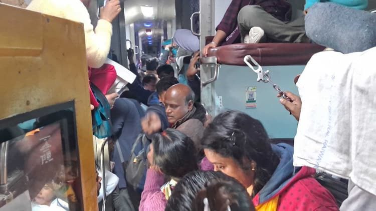 वातानुकूलित कोच में भी खड़े-खड़े यात्रा कर रहे हैं रेल यात्री