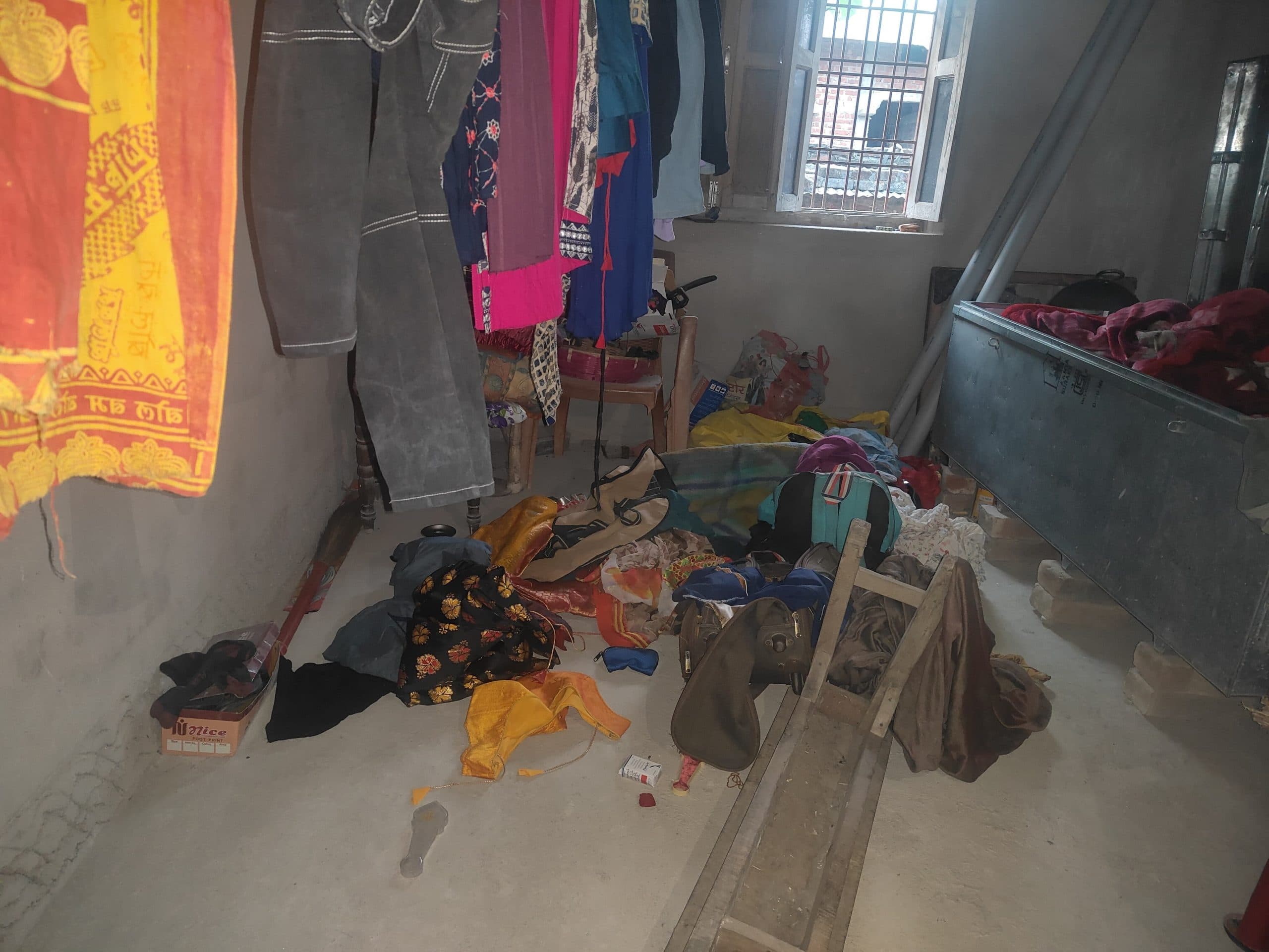 महाकुंभ गये परिवार के घर में दो लाख के जेवरात सहित अन्य सामान की हुई चोरी