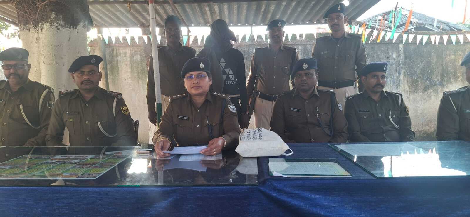 मोस्ट वांटेड अपराधी सुमन कट्टा के साथ गिरफ्तार