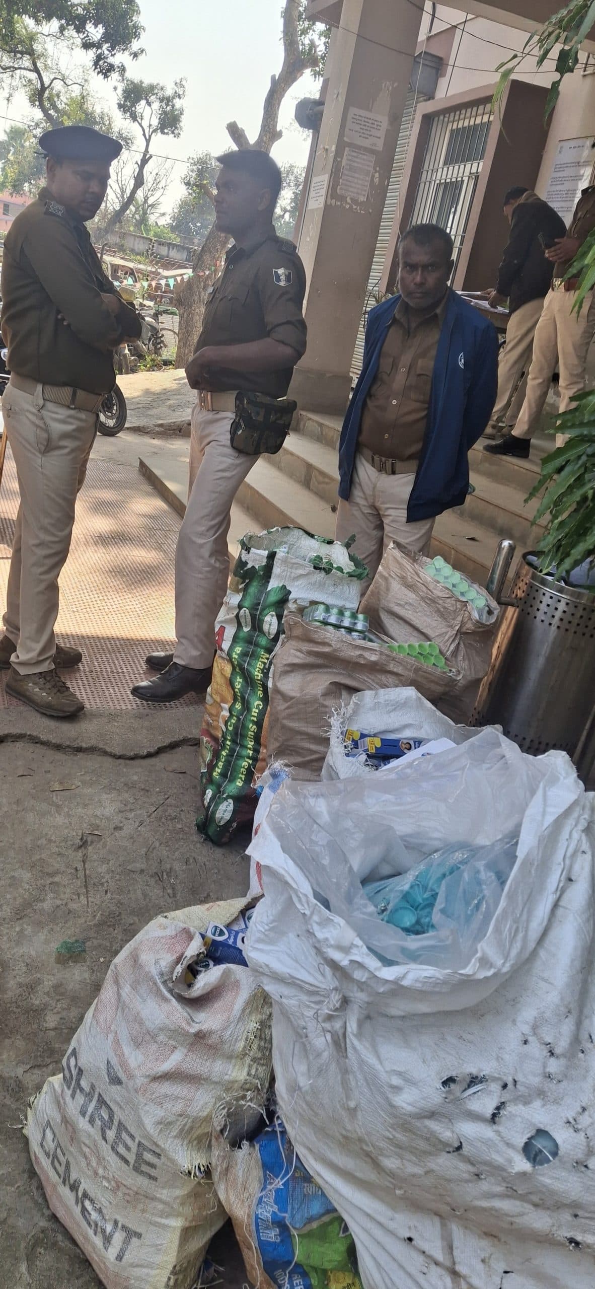 इंगलिशमोड़ में भाड़े के दुकान से नकली विक्स व आयोडेक्स जब्त, एक गिरफ्तार