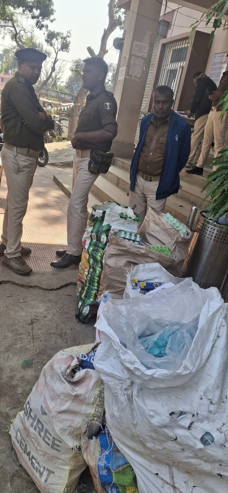 इंगलिशमोड़ में भाड़े के दुकान से नकली विक्स व आयोडेक्स जब्त, एक गिरफ्तार