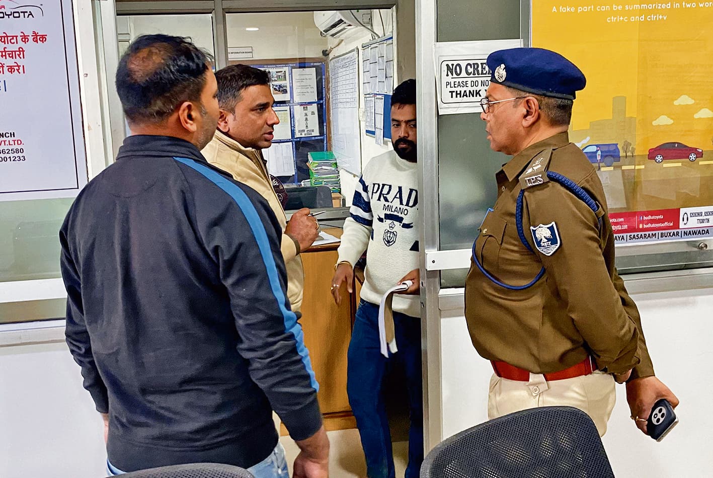 Gaya News : गया में एक ही रात में पांच शोरूम में लूटपाट व चोरी