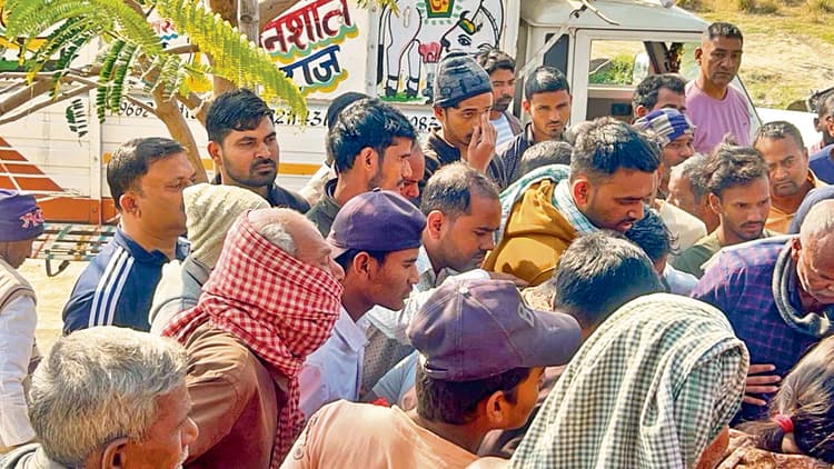 Gaya News : पोस्टमार्टम के बाद पूर्व मुखिया का शव पहुंचा गांव, परिवार में मचा कोहराम