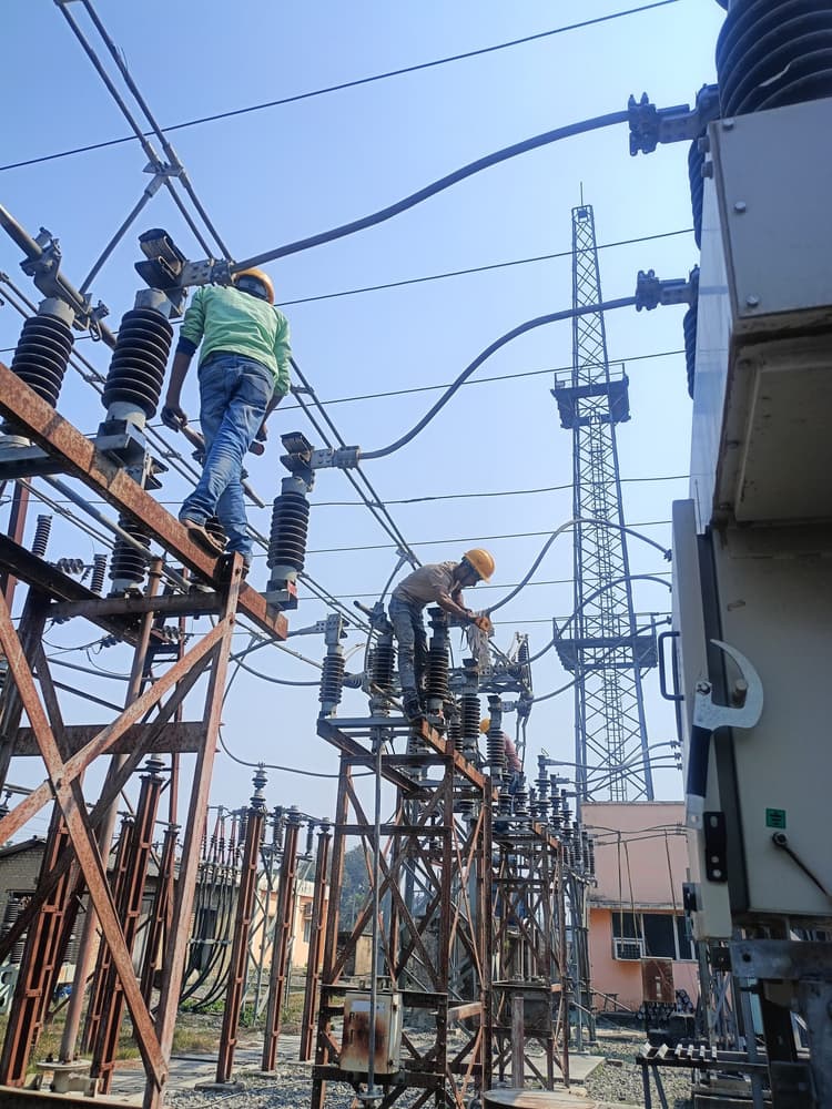 बिना पूर्व सूचना के मेंटनेंस कार्य से छह घंटे बंद रही बिजली