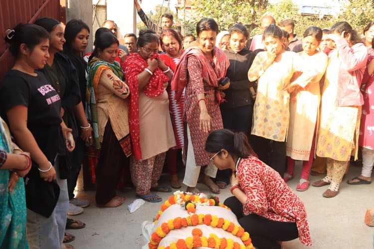 Jamshedpur News : परसुडीह : माता-पिता के शव को पकड़ कर फूट-फूट कर रोयी बेटी, कहा- एक बार आंख खेल कर आशीर्वाद दे दो मां