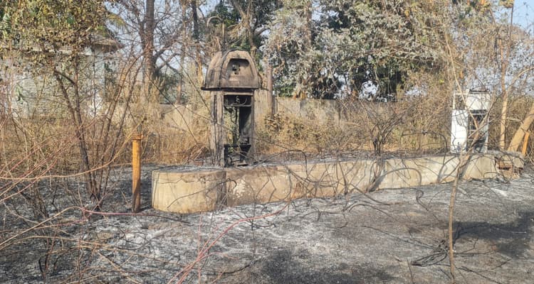 Dhanbad News: वर्षों से बंद पेट्रोल पंप में लगी आग, तीन नोजल मशीन व टंकी जला