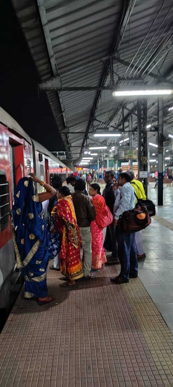 Dhanbad news: भीड़ को देखते हुए रेलवे ने रात 9.50 बजे चलायी कुंभ स्पेशल ट्रेन