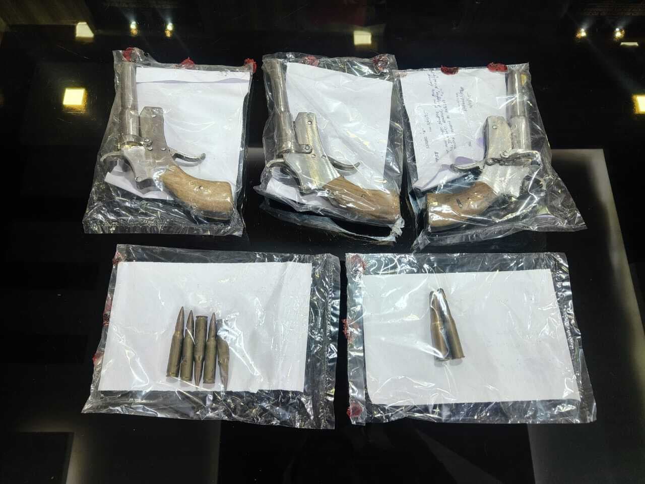 छापेमारी में तीन पिस्टल व सात गोलियां बरामद, दो धराये