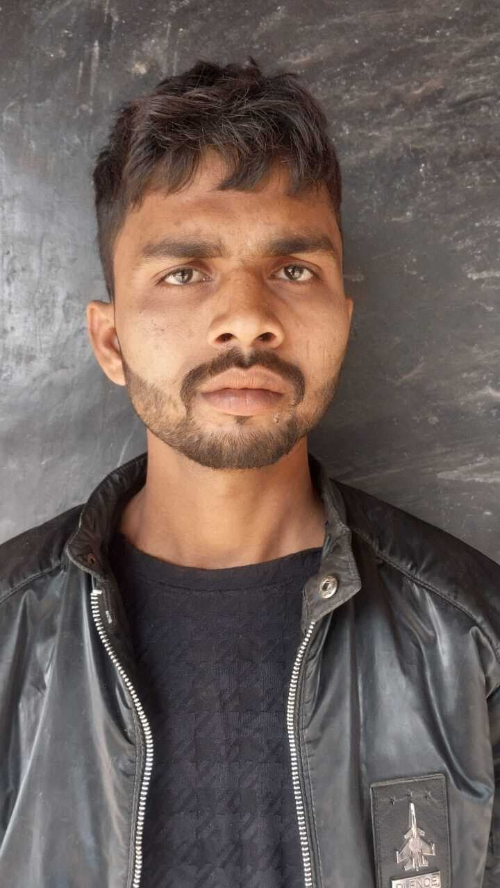 मोबाइल छीनकर भाग रहे अपराधियों को पुलिस ने कट्टा, कारतूस व बाइक के साथ पकड़ा