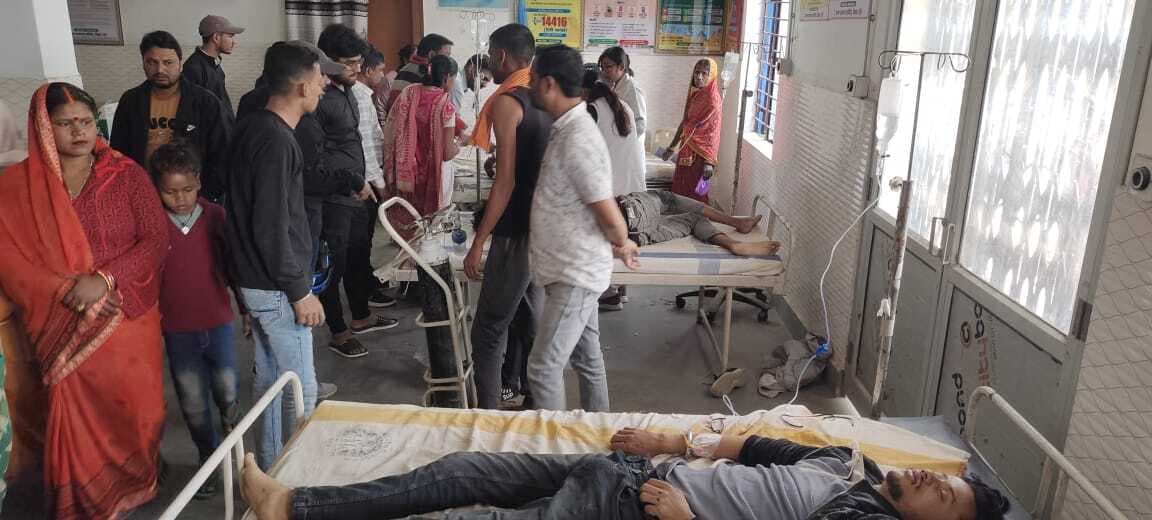 सड़क दुर्घटना में अखबार विक्रेता सहित तीन घायल