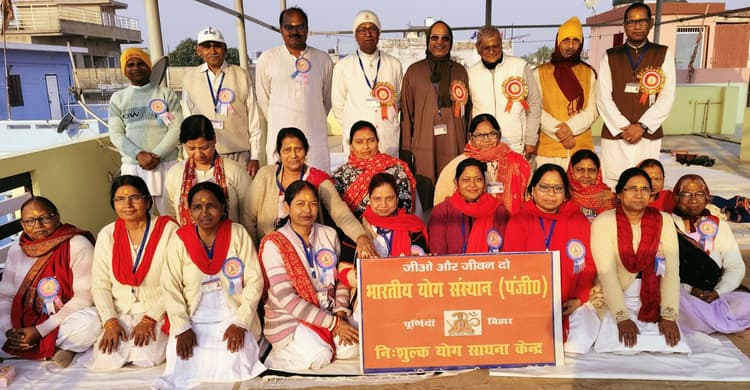 शिविर में कराया गया योगासनों का अभ्यास