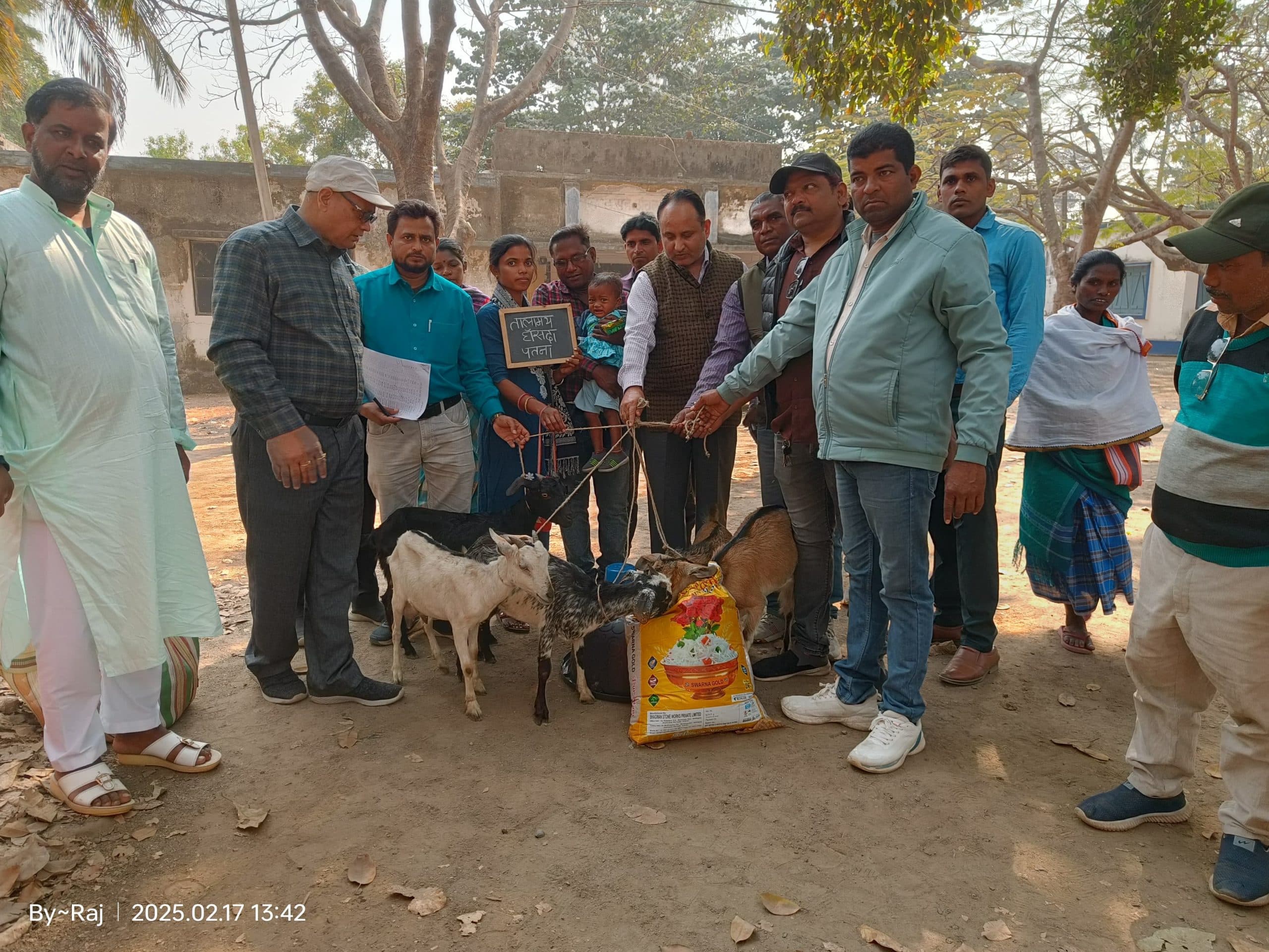 10 लाभुकों के बीच बकरियों का वितरण