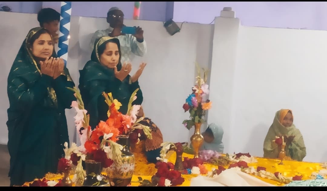 वर्धमान की शीला व सपना ने रौशनगंज मजार पर की चादरपोशी