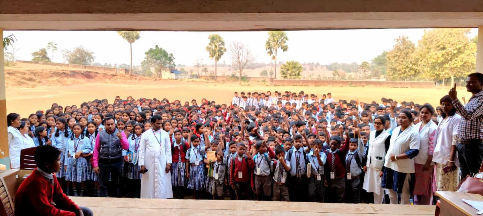 स्कूलों में बच्चों को खिलायी गयी फाइलेरिया की दवा