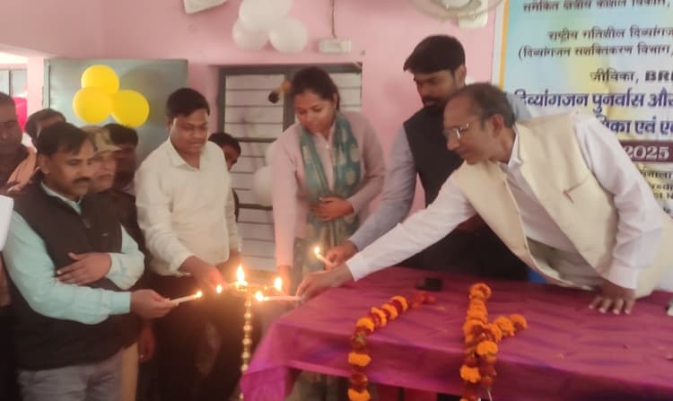 शिविर में दिव्यांगों को योजनाओं और उपादानों पर किया जागरूक