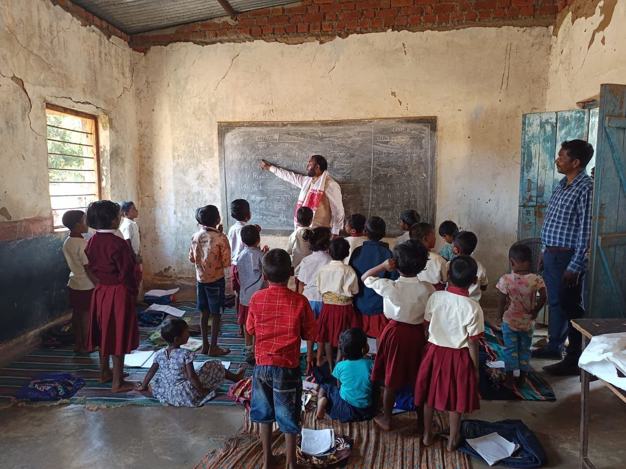 तोरपा विधायक ने एसपीजी मवि में बच्चों की ली क्लास