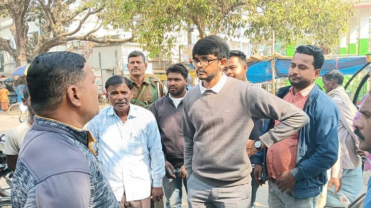 नपं के ईओ ने अतिक्रमण के लिए दुकानदारों को लगायी फटकार