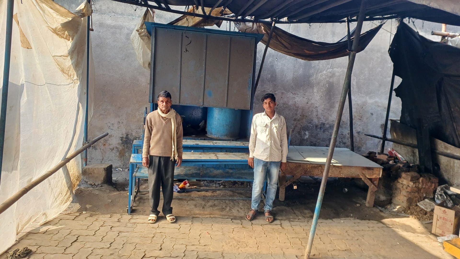 Deoghar News : फुटपाथ होटल से 25 हजार के सामान व रुपये चोरी