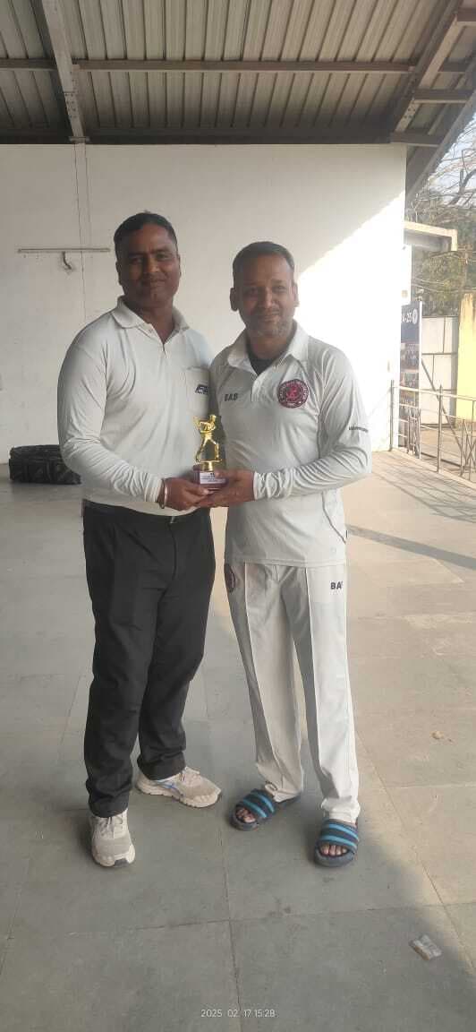 B DIVISION CRICKET LEAGUE : विनीत की घातक गेंदबाजी से एआर एकादश जीता