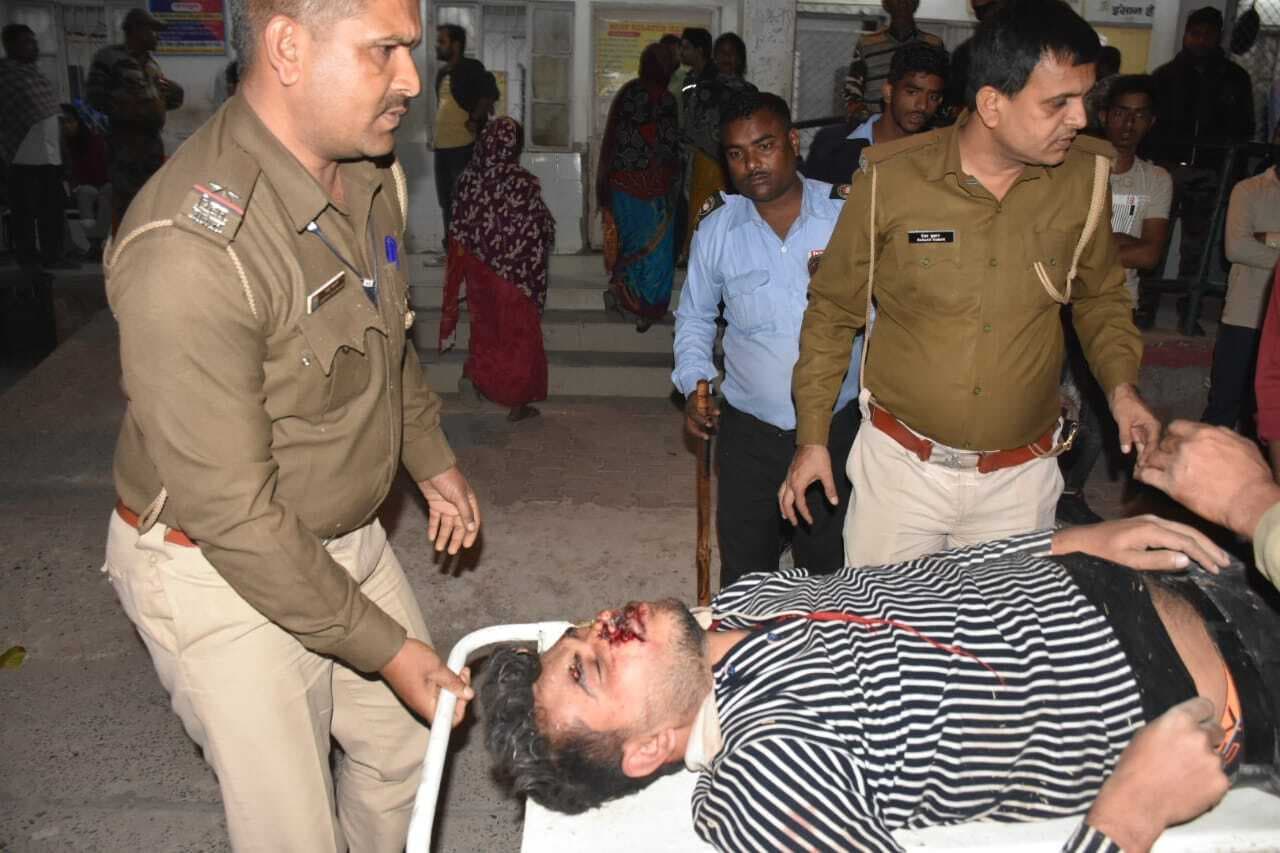 जमीन विवाद में युवक को गोली लगने पर उग्र भीड़ ने तीन जमीन ब्रोकर को किया अधमरा