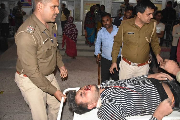 जमीन विवाद में युवक को गोली लगने पर उग्र भीड़ ने तीन जमीन ब्रोकर को किया अधमरा
