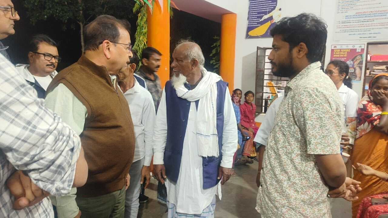 फाइलेरिया की दवा खाने के बाद बच्चों को उल्टी महसूस होने पर नर्स को बनाया बंधक, मारपीट की