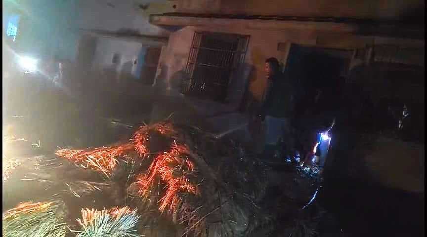 कस्तूरिया में पुआल के टाल में लगी आग