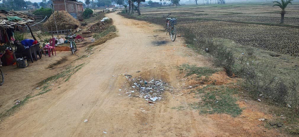 जमुआ गांव की कच्ची सड़क पर आवाजाही में परेशानी
