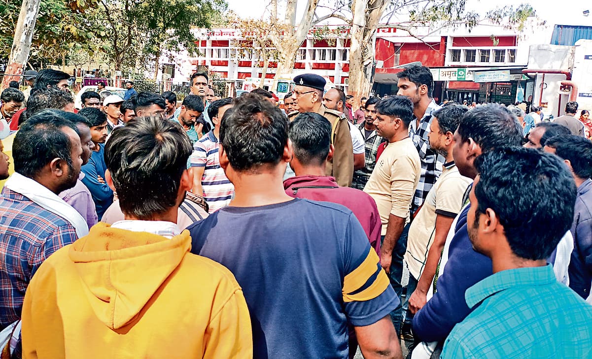 Ranchi News : रिम्स परिसर में खड़े 17 निजी एंबुलेंस को जांच के लिए थाना ले गयी पुलिस