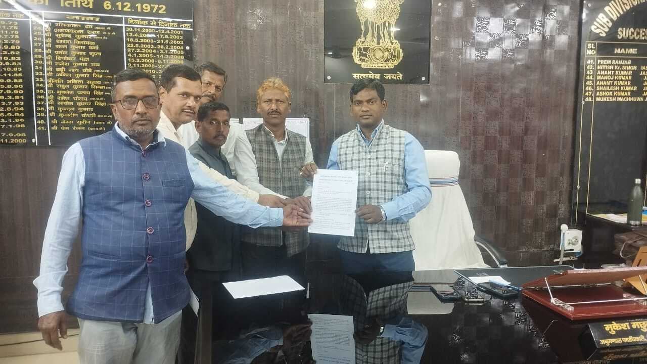 Bokaro News : विस्थापित संगठनों ने एसडीओ को 13 सूत्री मांग पत्र सौंपा