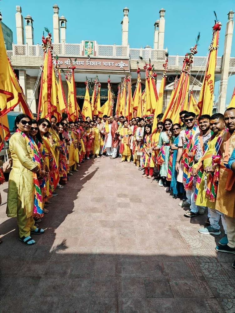 ranchi news : खाटू धाम पहुंचे श्री श्याम मित्र मंडल के सदस्य, परशुराम निशान भवन में निशान पूजन किया