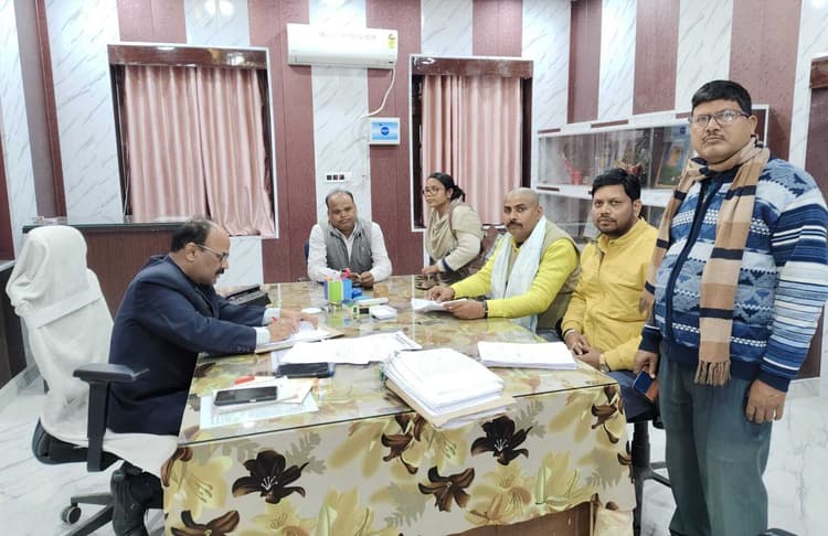 शिक्षक संघ शिष्टमंडल ने डीइओ से मिलकर शिक्षकों की समस्याओं से कराया अवगत