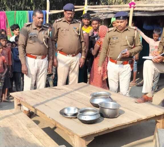 फरार अभियुक्त के घर की हुई कुर्की जब्ती