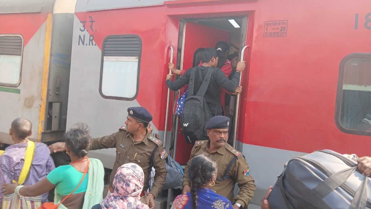 पूर्वा एक्सप्रेस से बेहोशी के अवस्था में उतारे गये यात्री