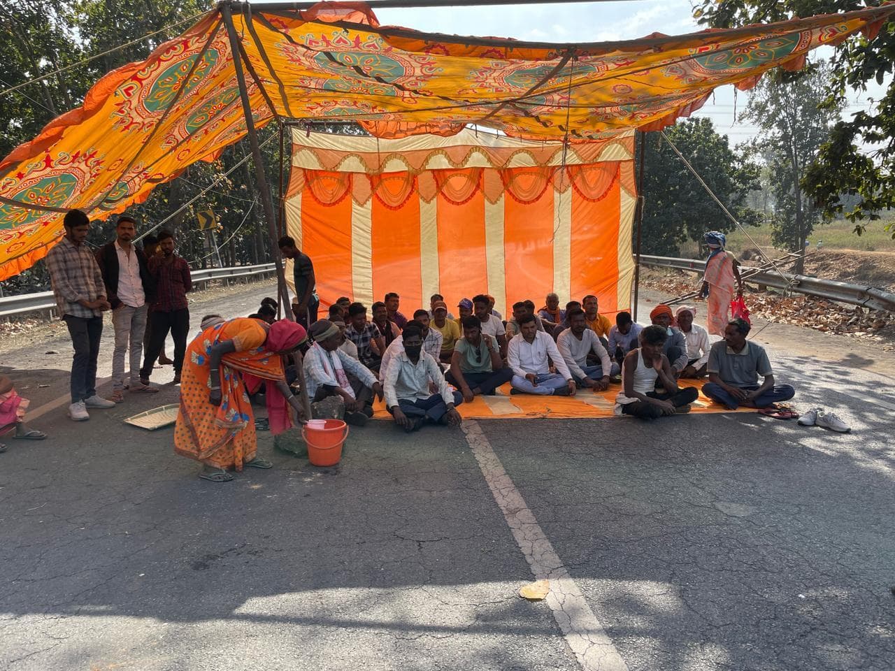 गेरेंजा में तीन घंटे तक सड़क जाम, वाहनों की कतार