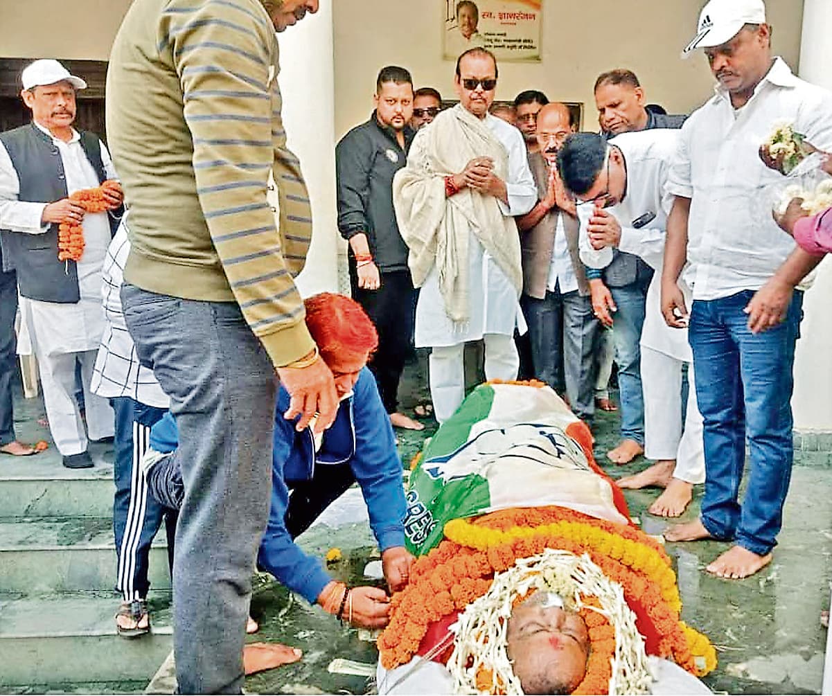 Ranchi news : कांग्रेस भवन में अरुण श्रीवास्तव को दी गयी श्रद्धांजलि, हरमू मुक्तिधाम में किया गया अंतिम संस्कार