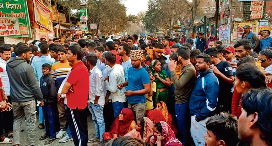 बेहोश मिले युवक की मौत, विरोध में रोड जाम