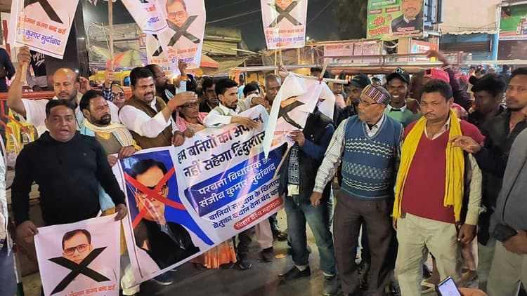 वैश्य समाज ने परबत्ता विधायक का फूंका पुतला