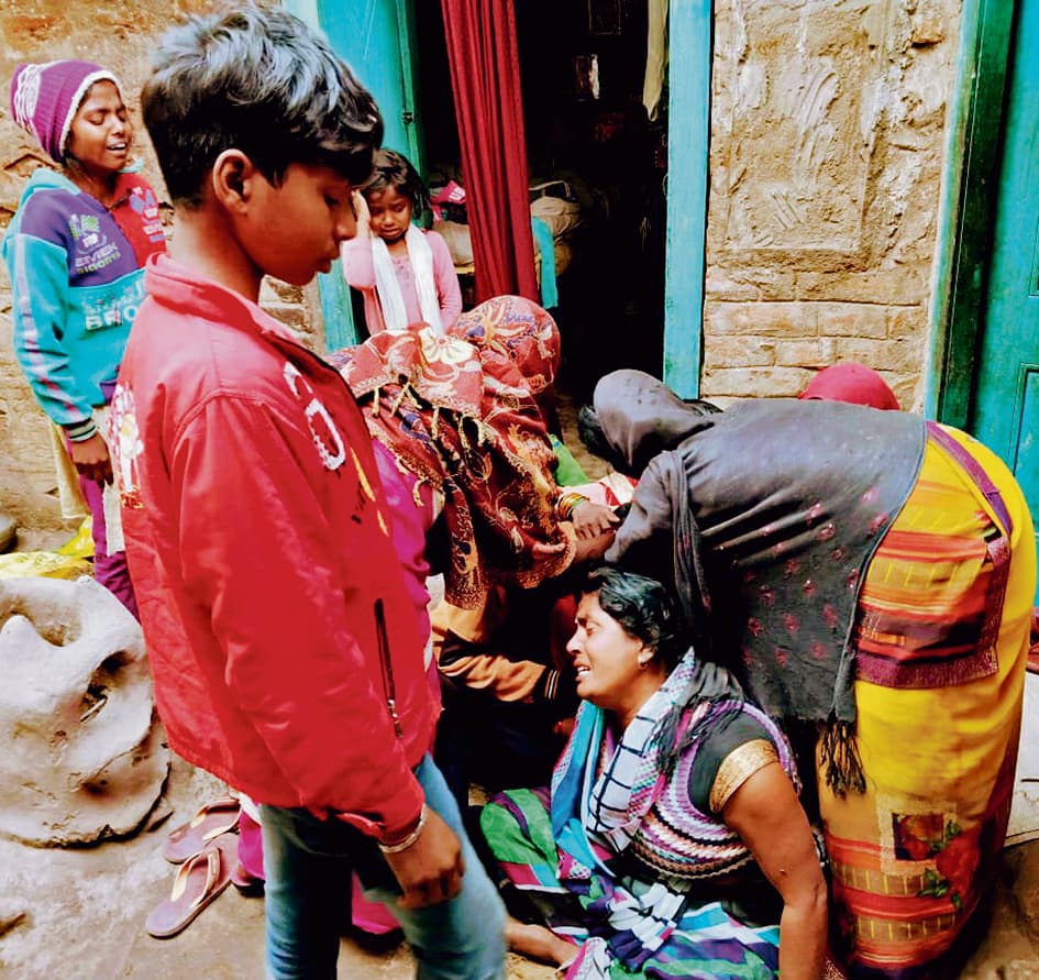 बगीचे में पेड़ पर लटका मिला लापता किशोर का शव, हत्या व आत्महत्या में उलझी पुलिस