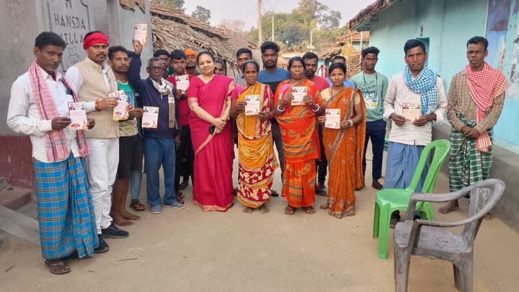 प्रधानमंत्री के कार्यक्रम में आने के लिए विधायक ने बांटे आमंत्रण पत्र