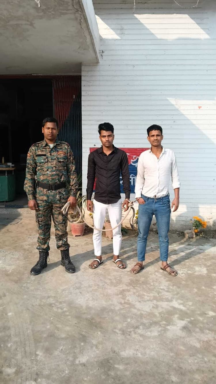 चोरी की गई मोबाइल के साथ दो युवक गिरफ्तार