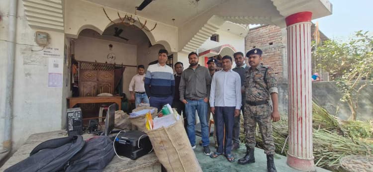 अवैध समानांतर अंचल कार्यालय पर एसडीएम ने की छापेमारी, कई महत्वपूर्ण दस्तावेज बरामद