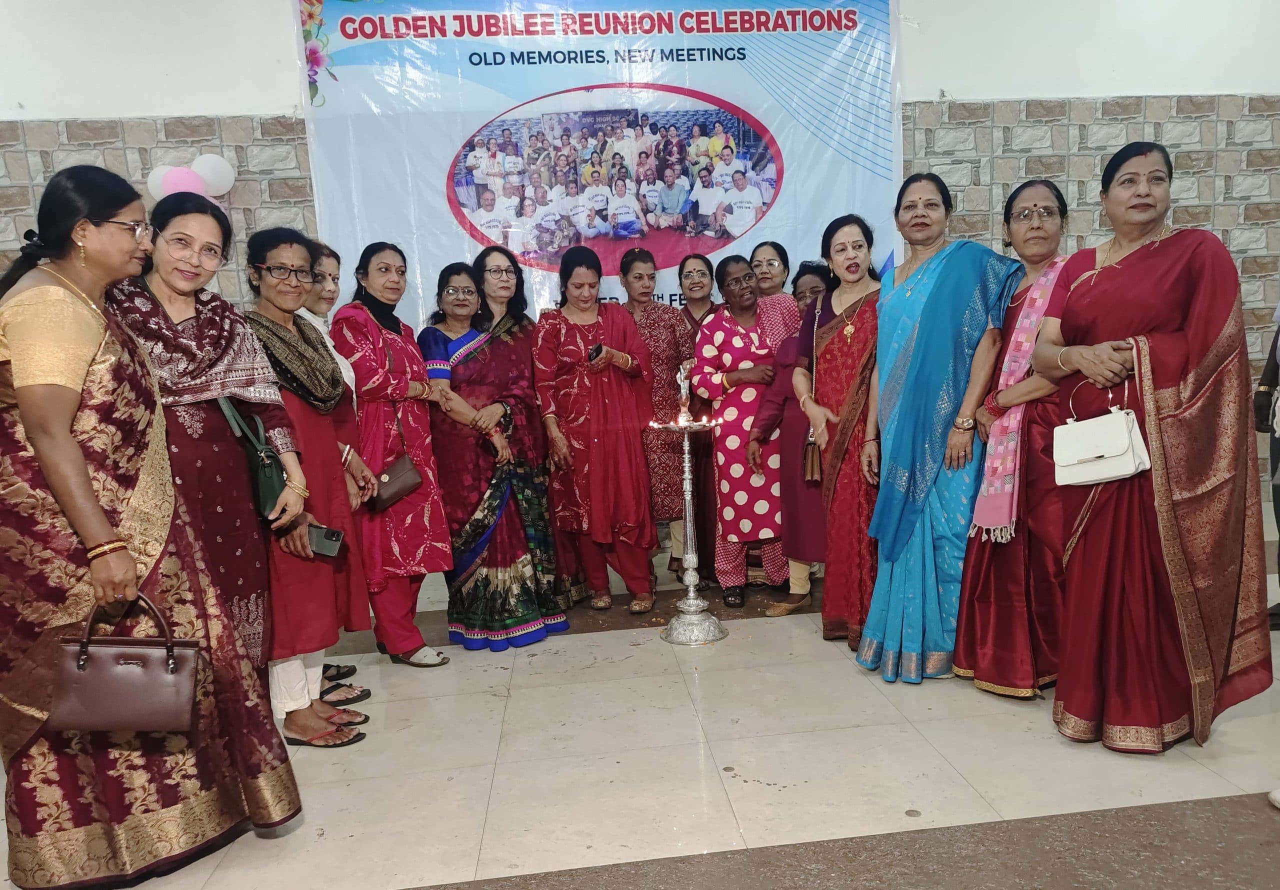 Bokaro News : 49 साल बाद मिले पूर्ववर्ती विद्यार्थी, छलकीं आंखें